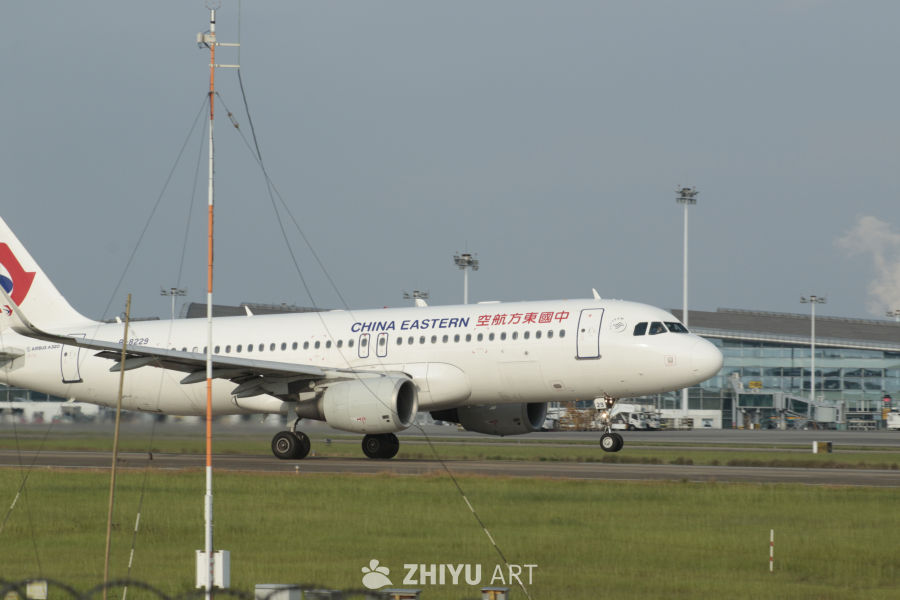 中国东方航空公司飞机在机场跑道上