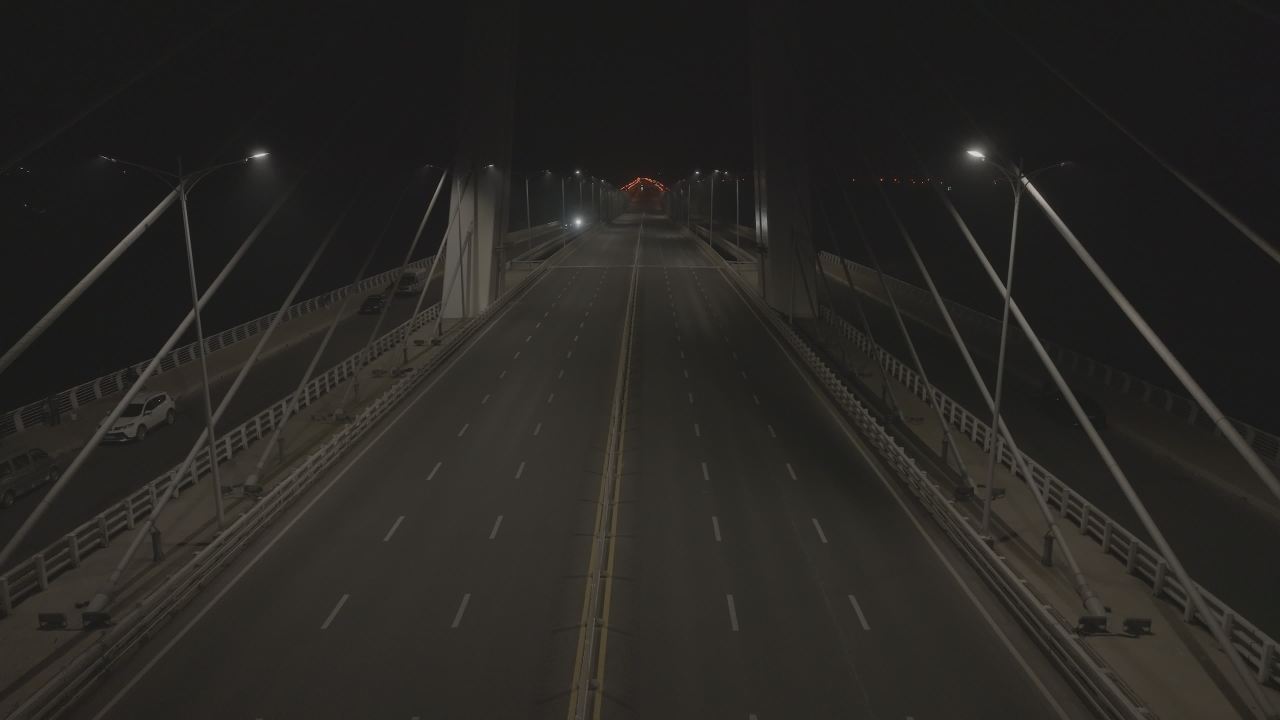 夜行桥上车流