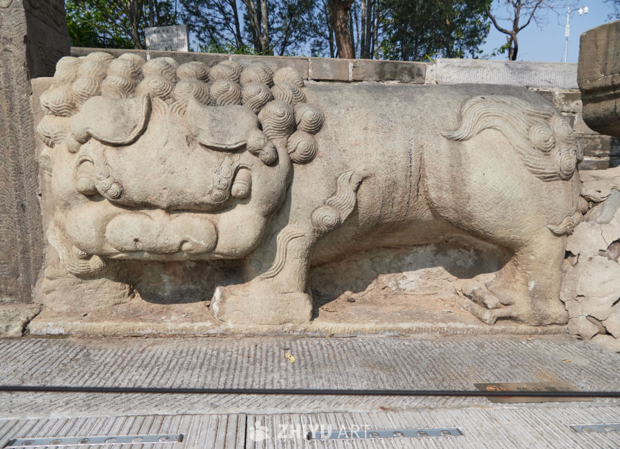 北京卢沟桥旁传统石雕石狮子特写