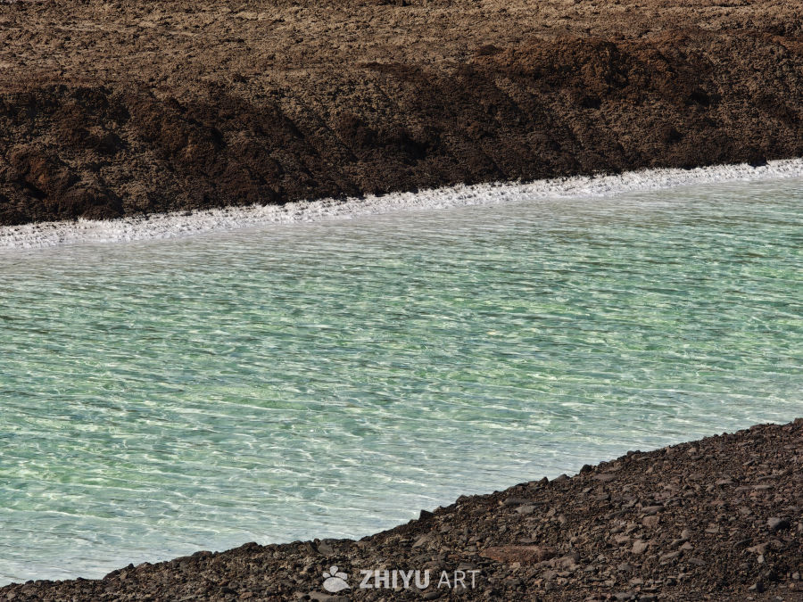 清澈水面与岩石景观