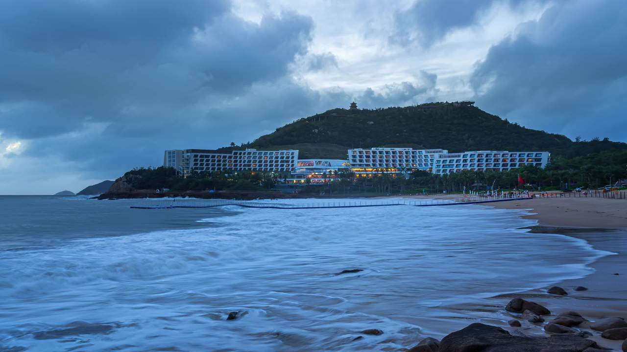  东澳岛海边沙滩酒店及远山景色
