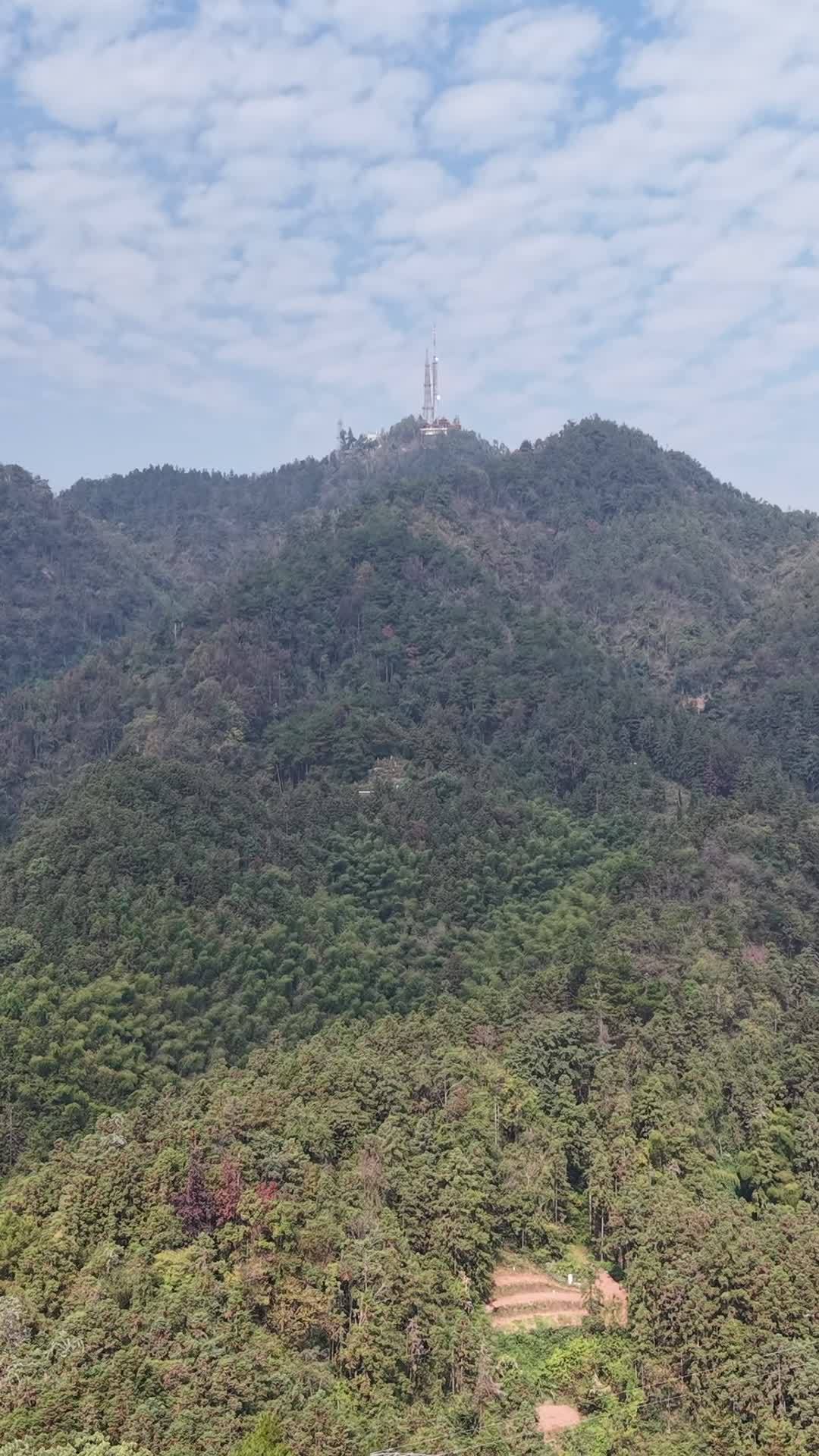 山巅通信塔