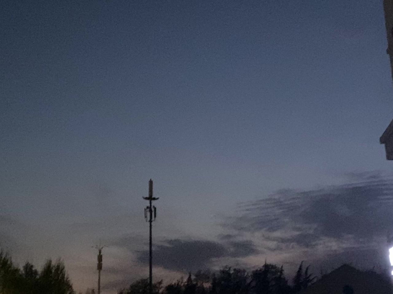 晚霞自然景观树木电线杆信号塔白云傍晚