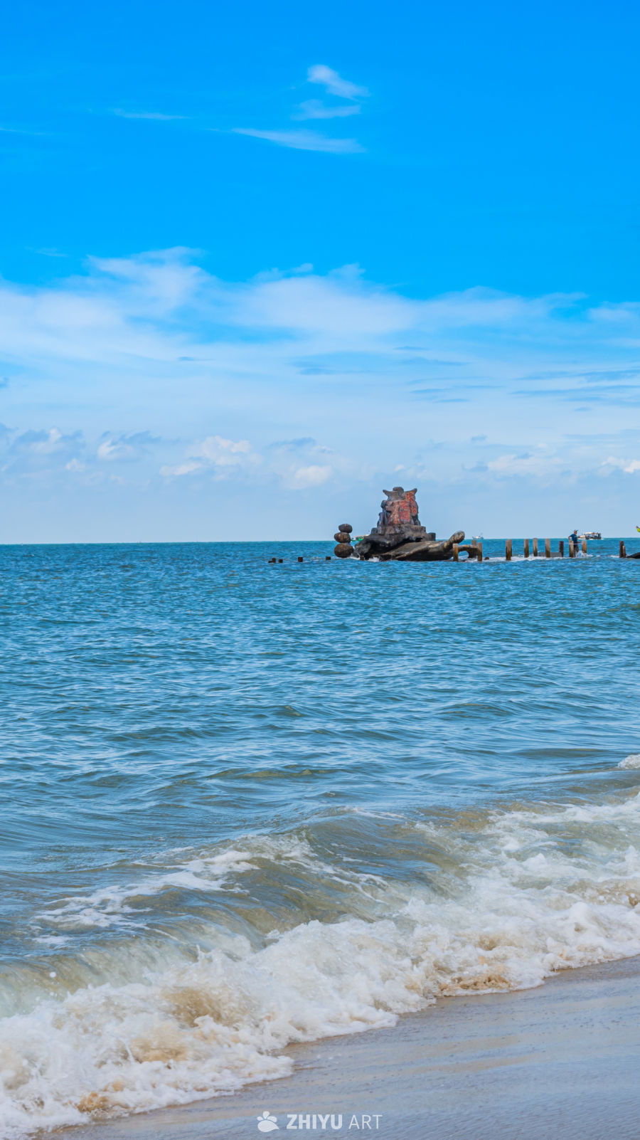 蓝天下的海滩风光