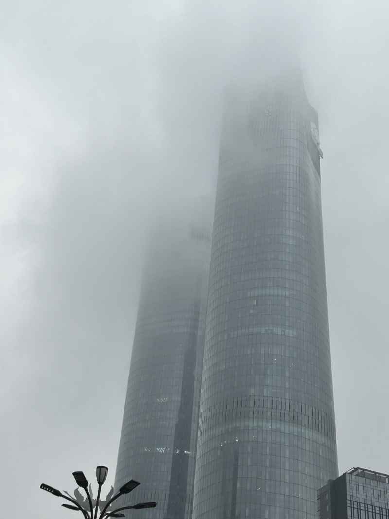 乌云下的高楼