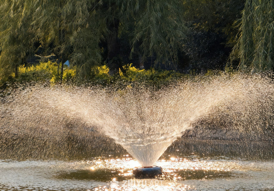 湖畔喷泉映阳光