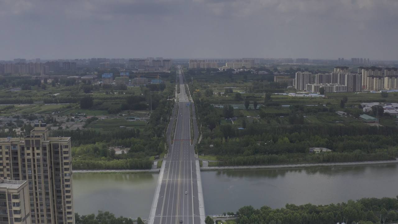 城市全景与自然和谐共存