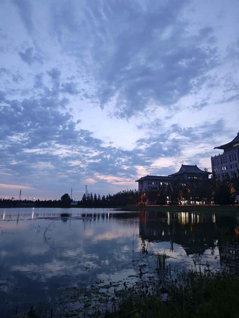 夜幕下的校园