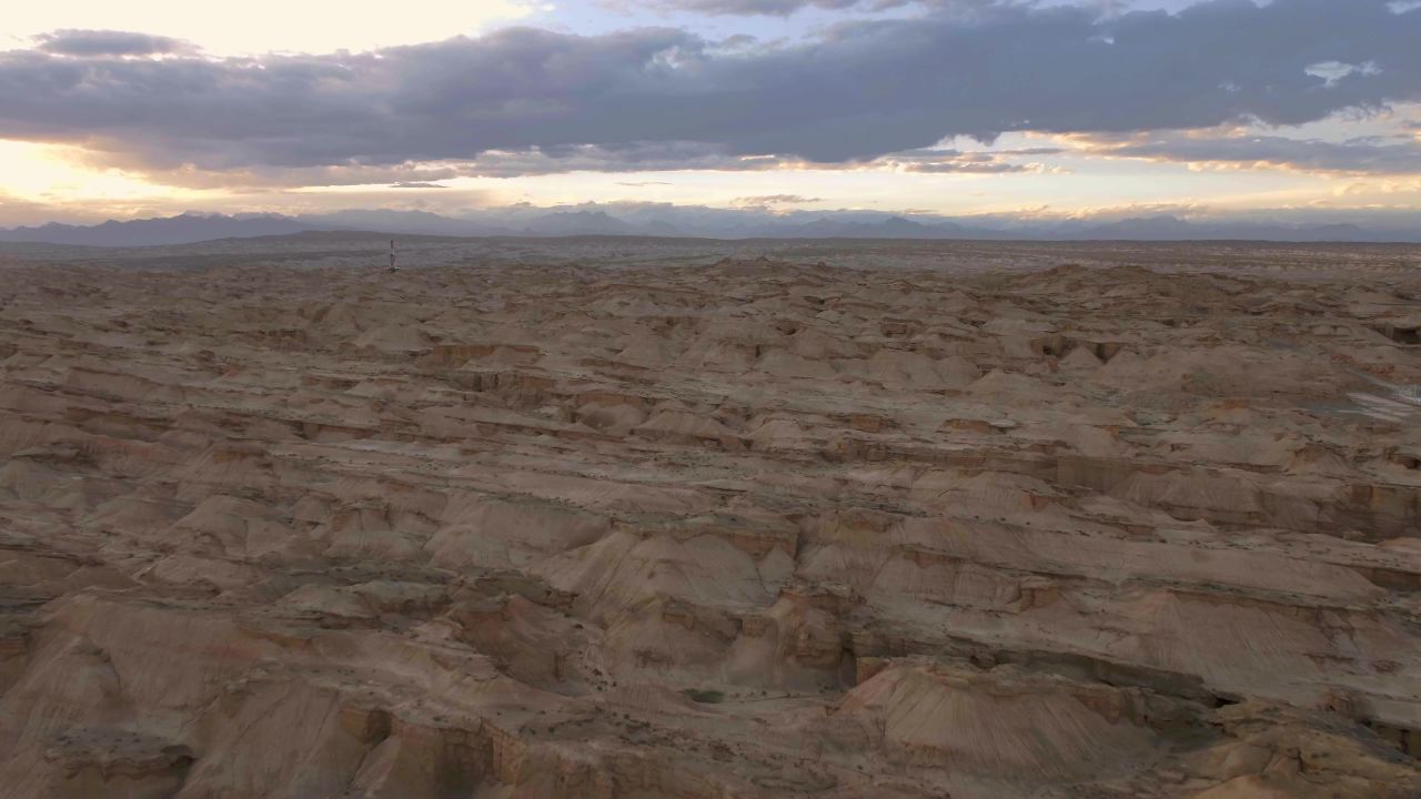 新疆荒漠山谷戈壁无人区雅丹自然地貌航拍