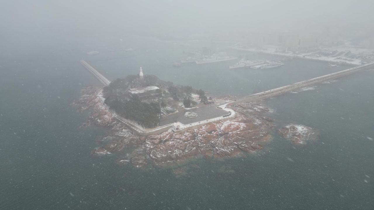 青岛市南海边老城区小青岛公园冬天雪景航拍 31