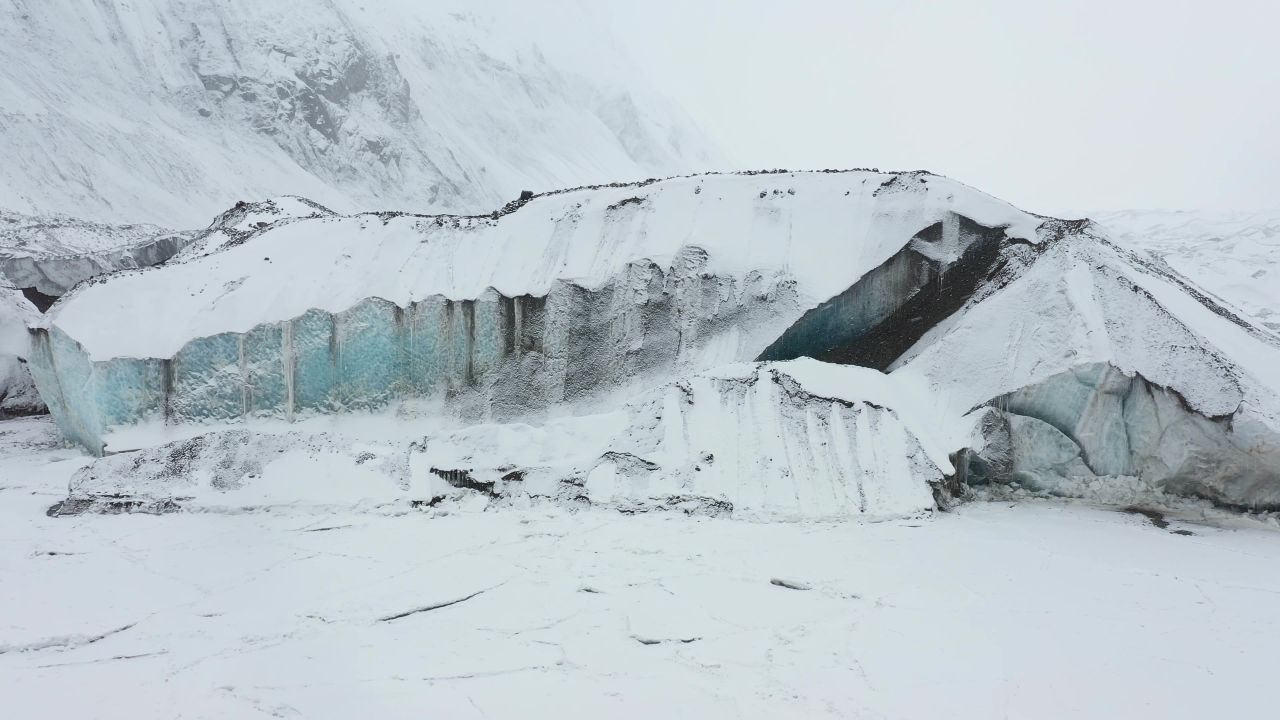 航拍大雪纷飞的西藏边坝县普玉冰川