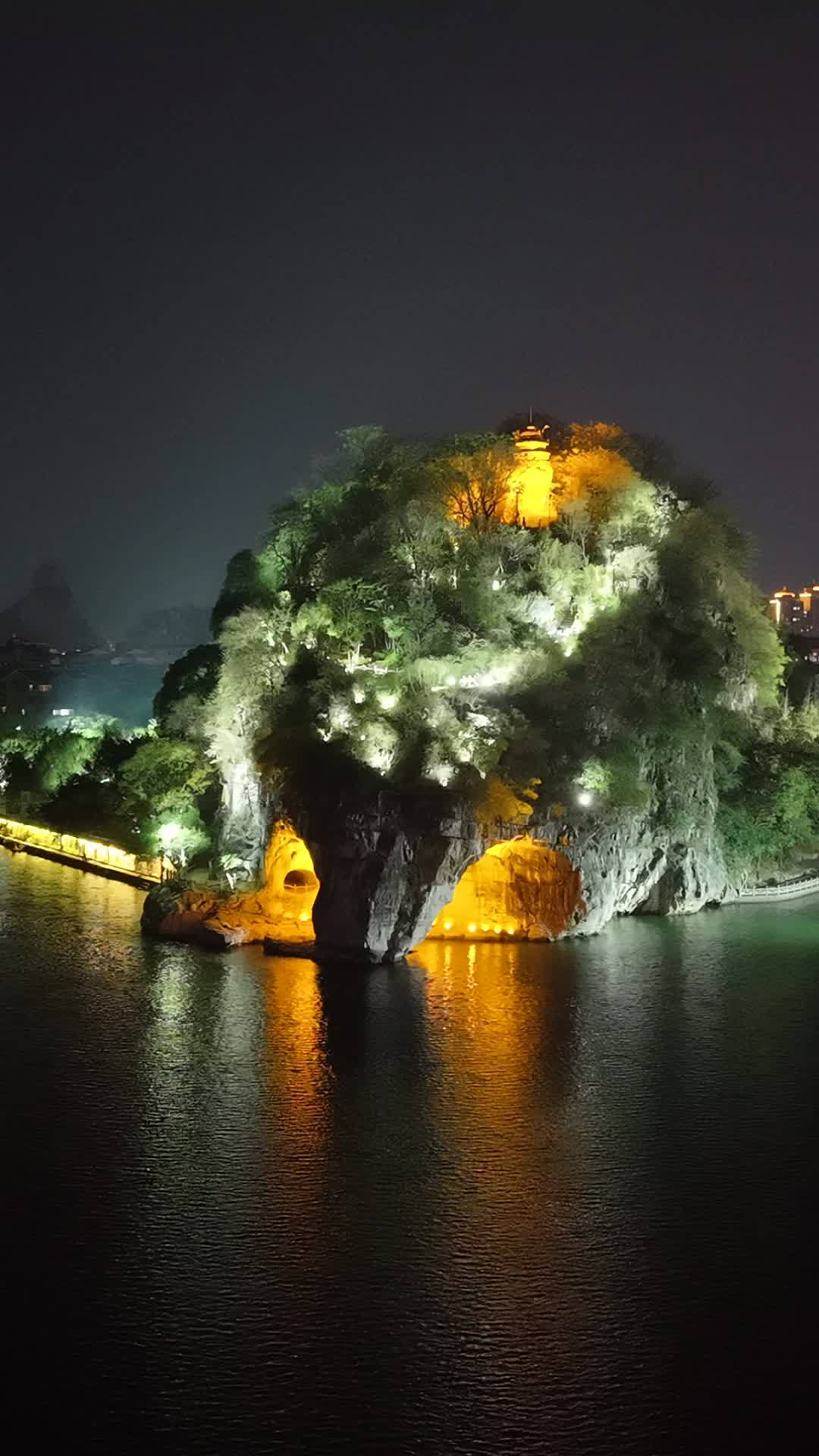 夜色中的山峰与倒影