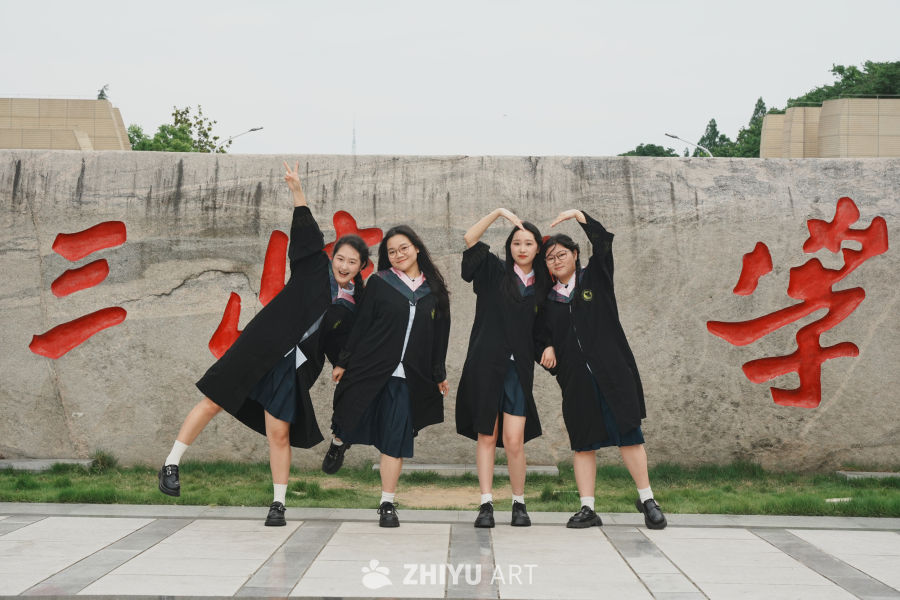 青春毕业季：学士服下的笑容