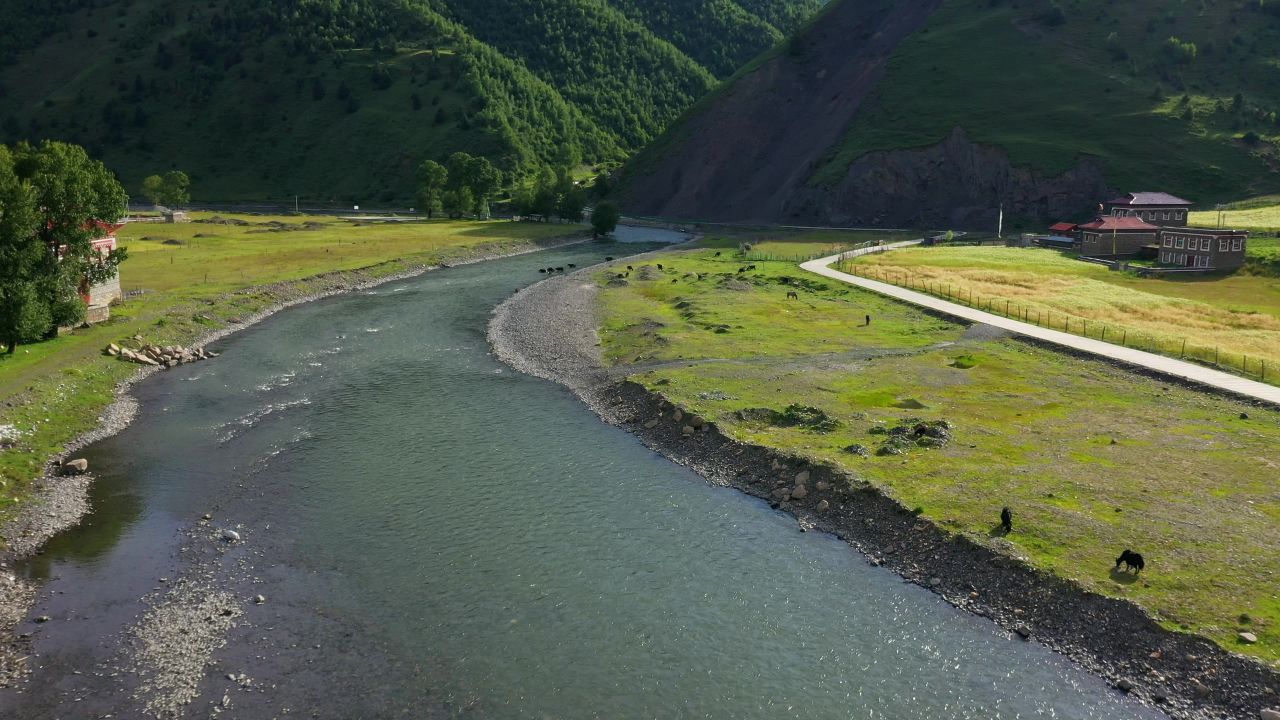 航拍川西新都桥河谷风光