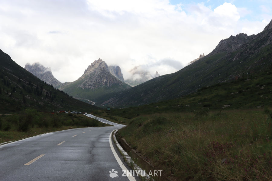 云端之路：山间公路的宁静之旅