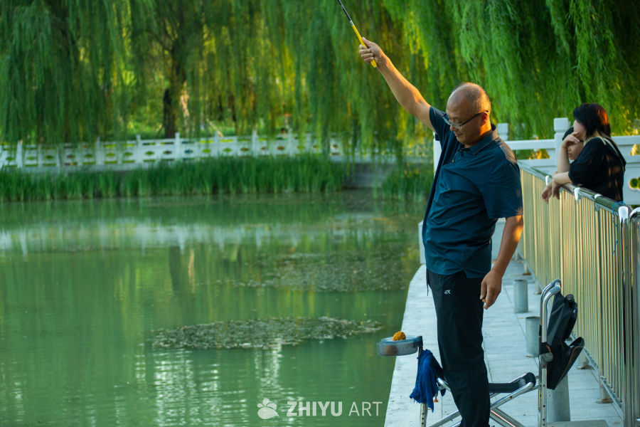 湖边垂钓，岁月静好