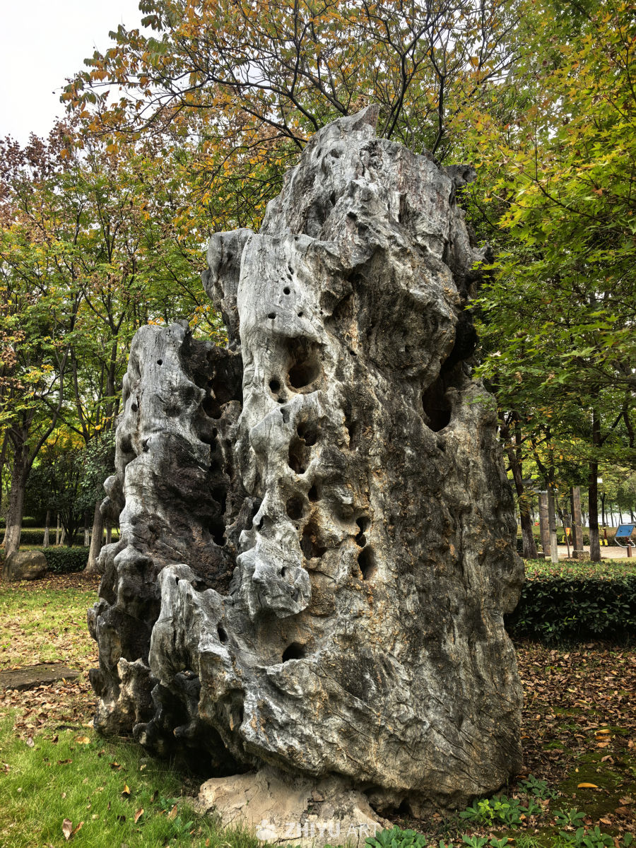 水静万佛湖，风微湖岸幽
