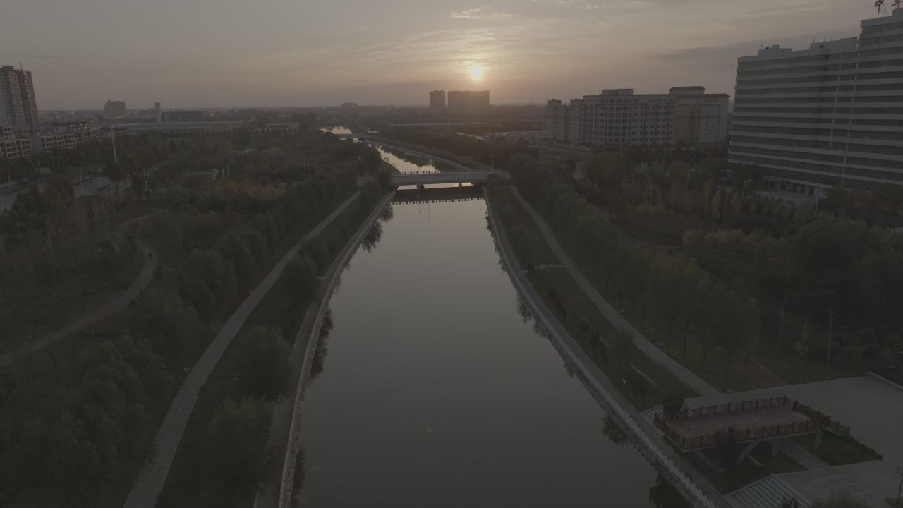 城市日落河景