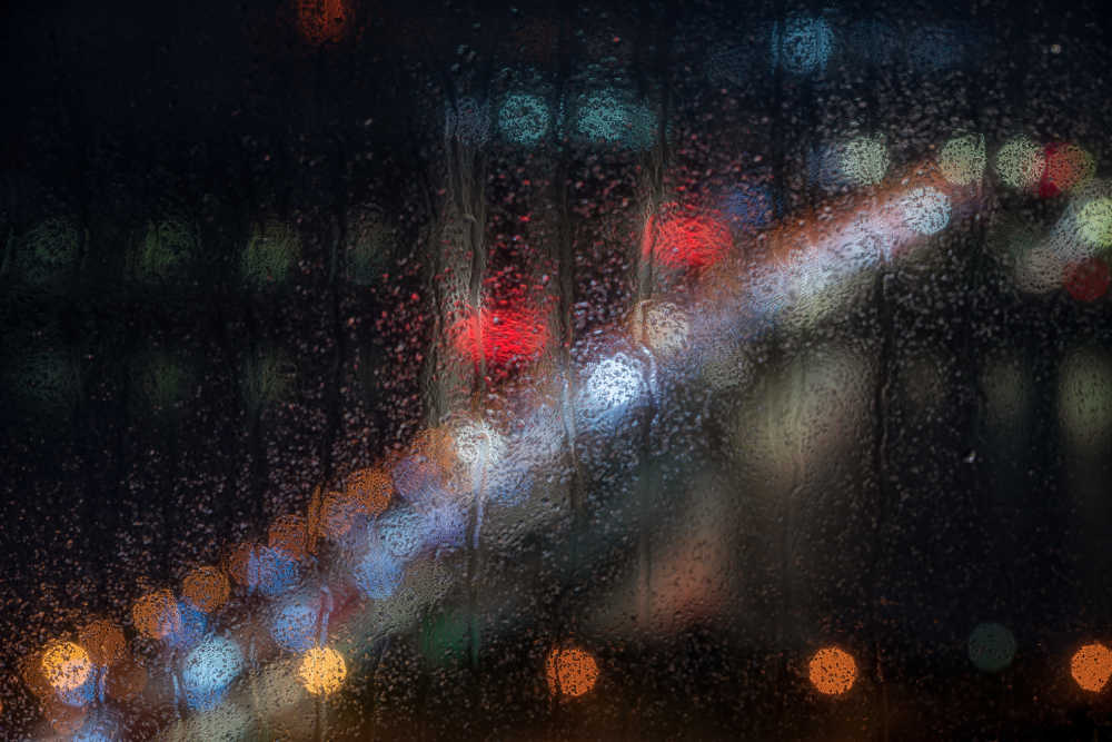 玻璃窗外的雨夜