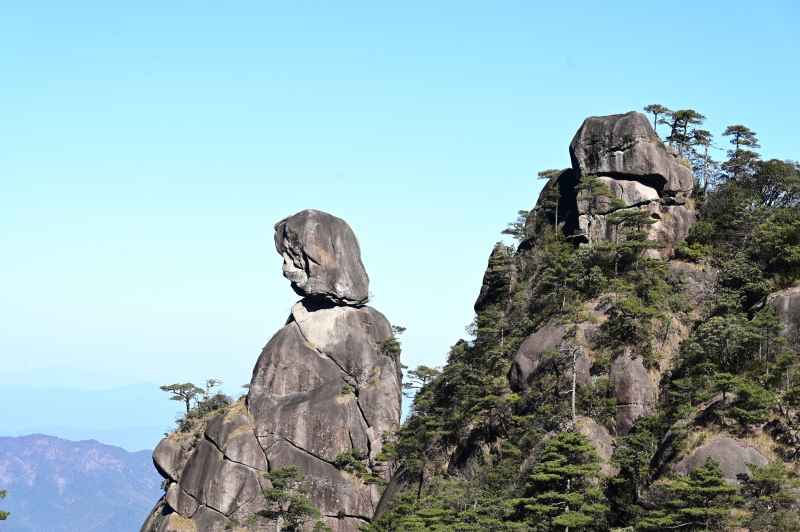 晴好天气下江西三清山标志性景观女神峰