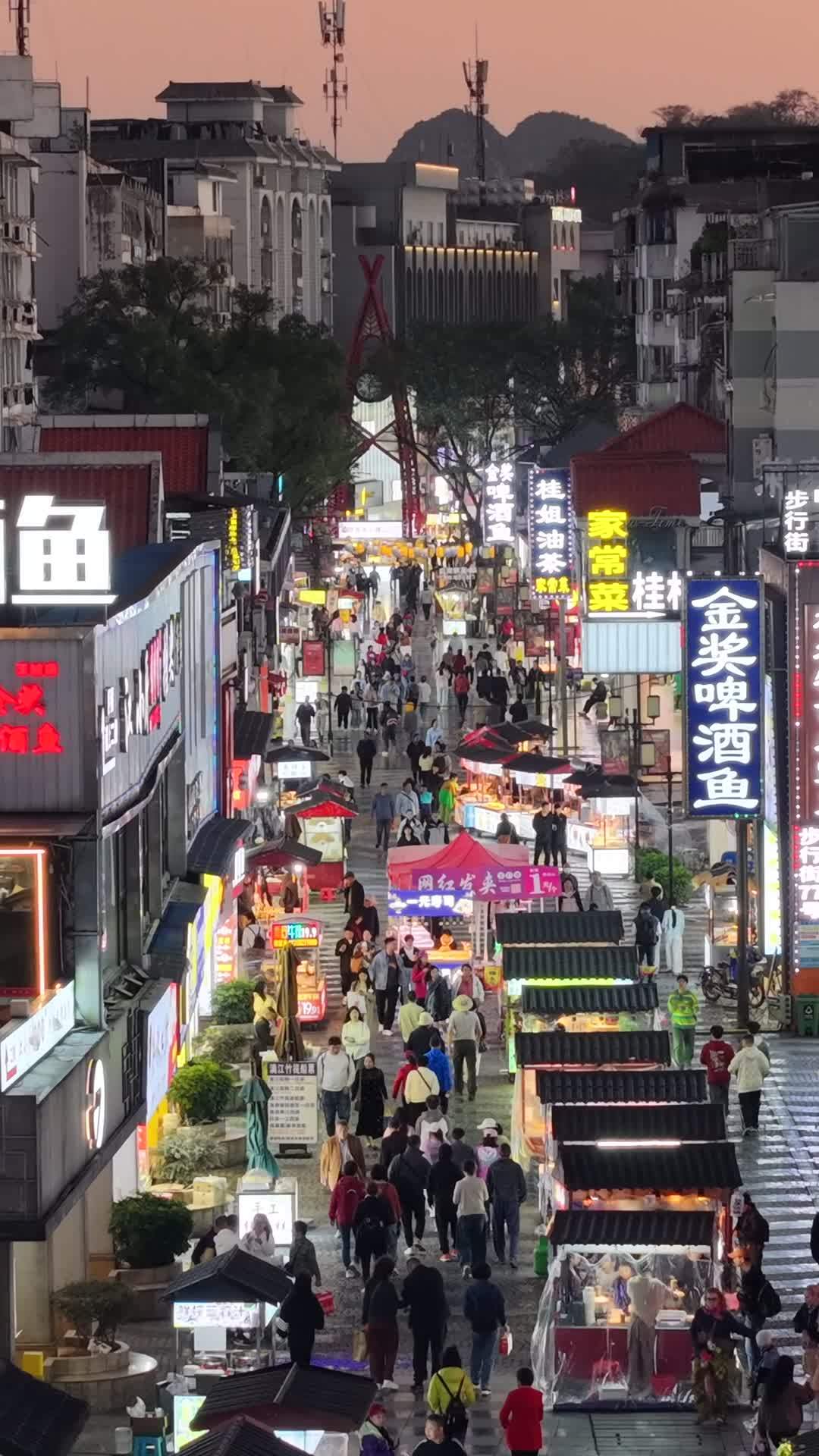 繁华夜市的喧嚣