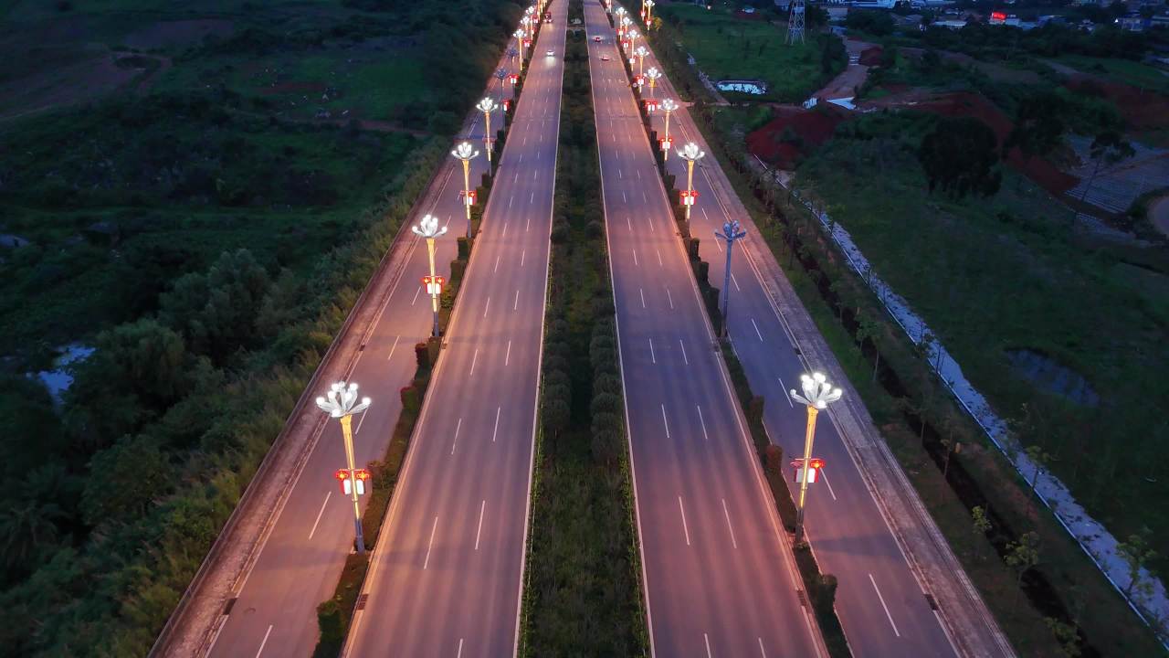 夜幕下的高速公路