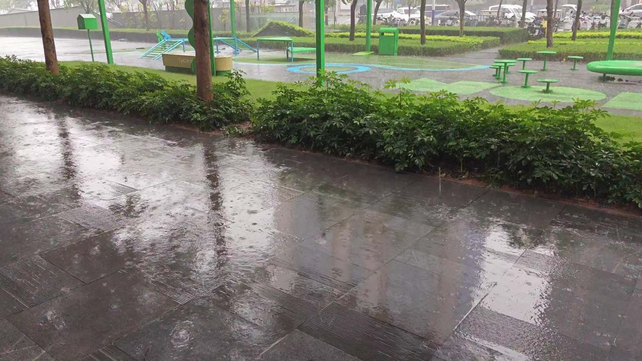 4K楼前雨景2