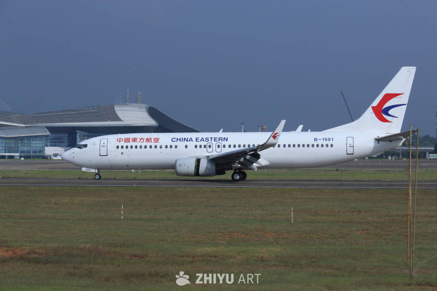 中国东方航空公司飞机在机场跑道上