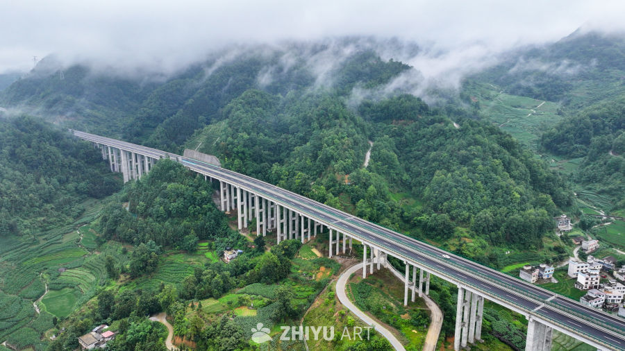 山间高速公路云雾缭绕 1
