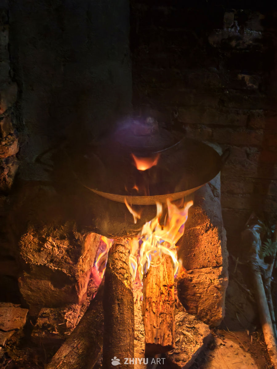 篝火旁的铁锅烹饪