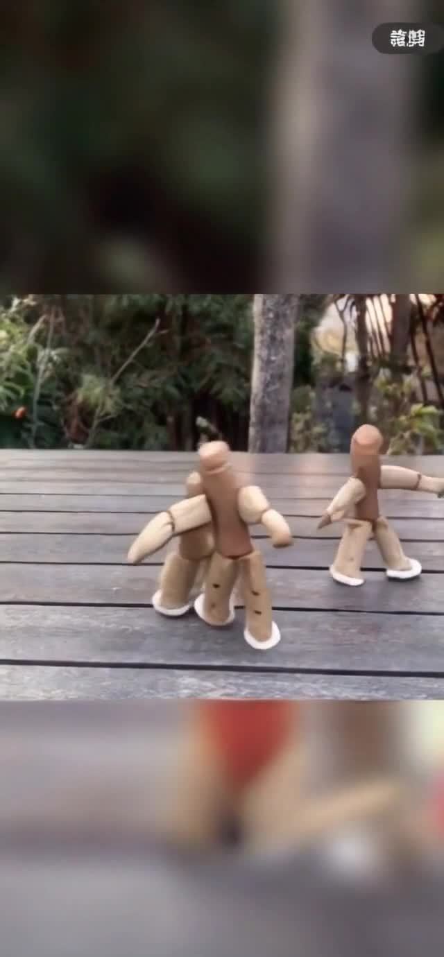 竹制动态雕塑装置：红条摆动