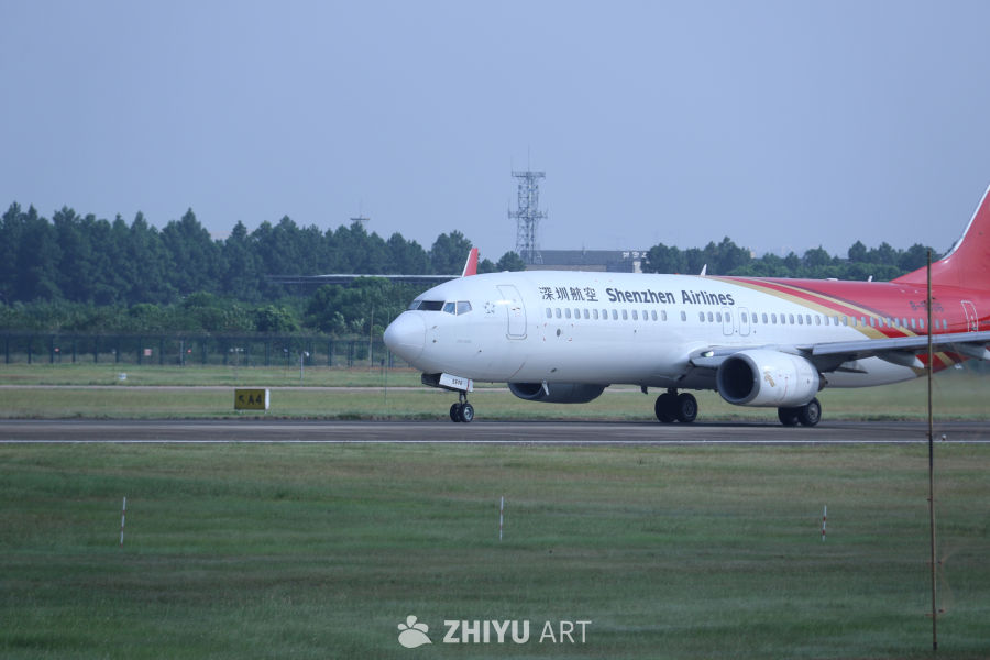 深圳航空飞机在机场跑道上