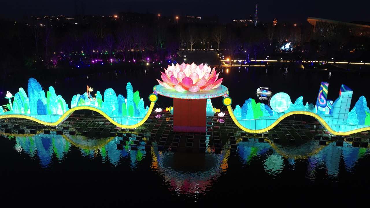 夜景中的莲花灯与游船