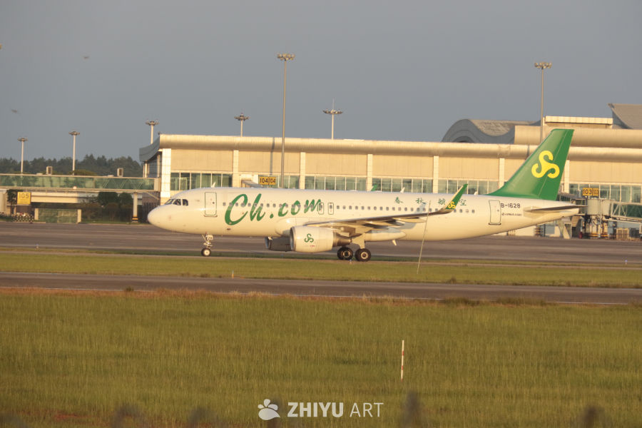 春秋航空飞机在机场跑道上