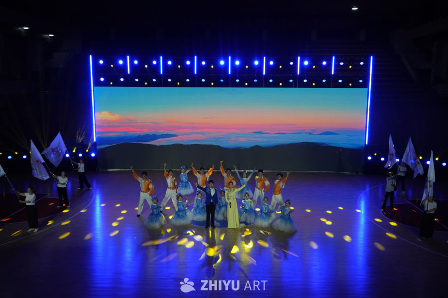 儿童舞台表演日落背景