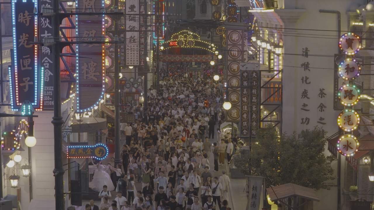 夜市狂欢：霓虹下的喧嚣