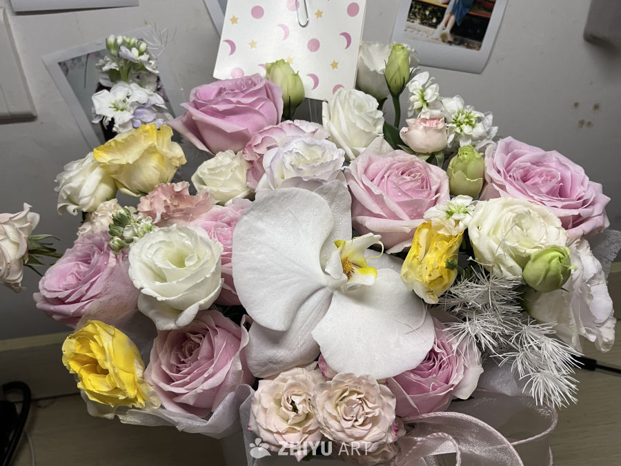 粉色与白色的浪漫花束