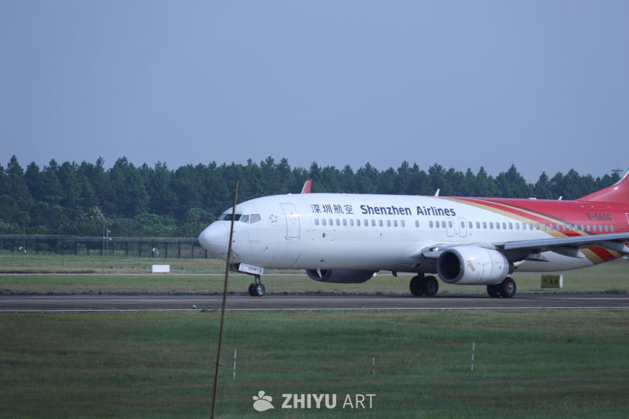 深圳航空飞机在跑道上