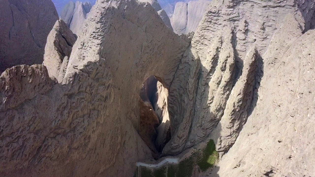 阿图什天门大峡谷岩石风化自然景观新疆地貌无人区