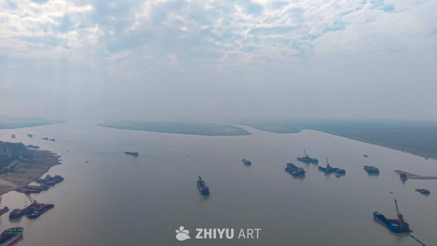 江河上的繁忙景象