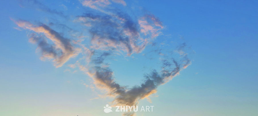 夏日黄昏小区上空的奇异云朵