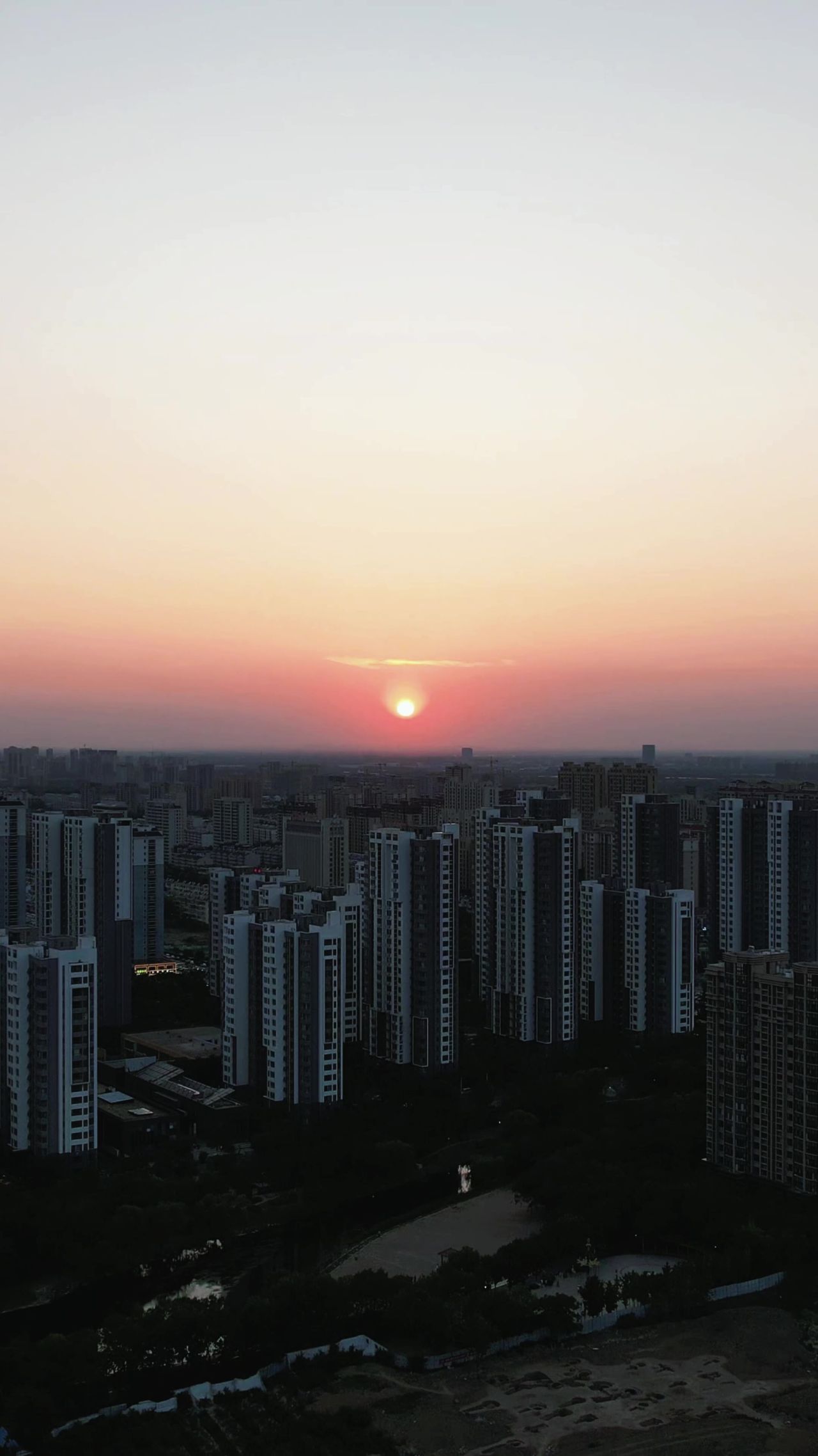 城市清晨日出彩霞竖屏航拍 
