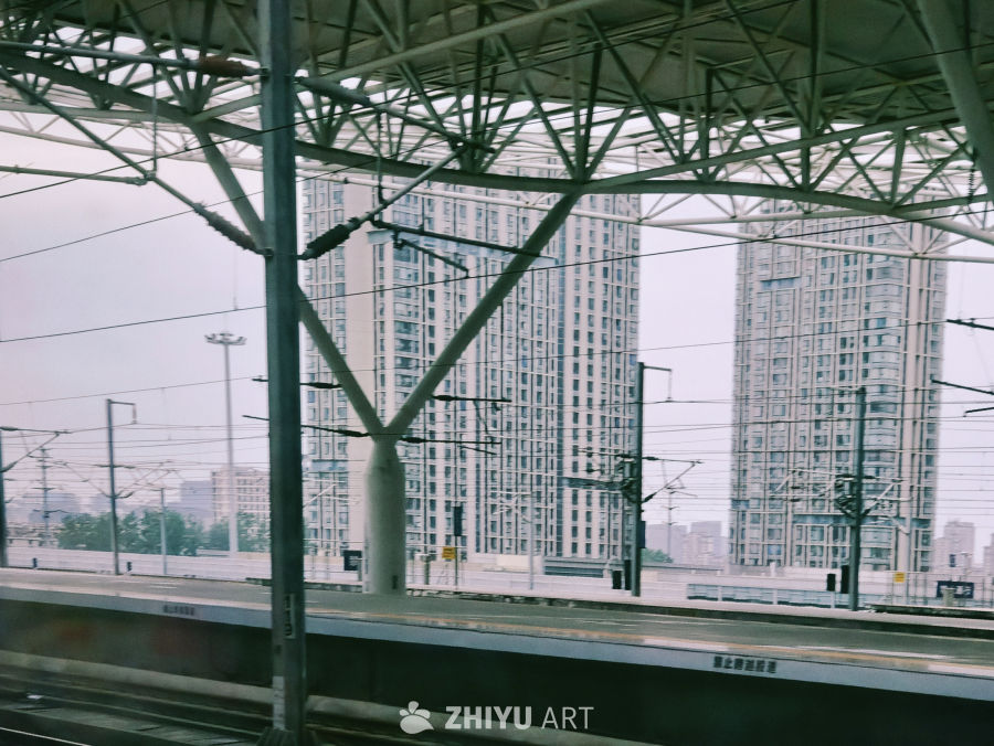 火车站台的现代都市风景