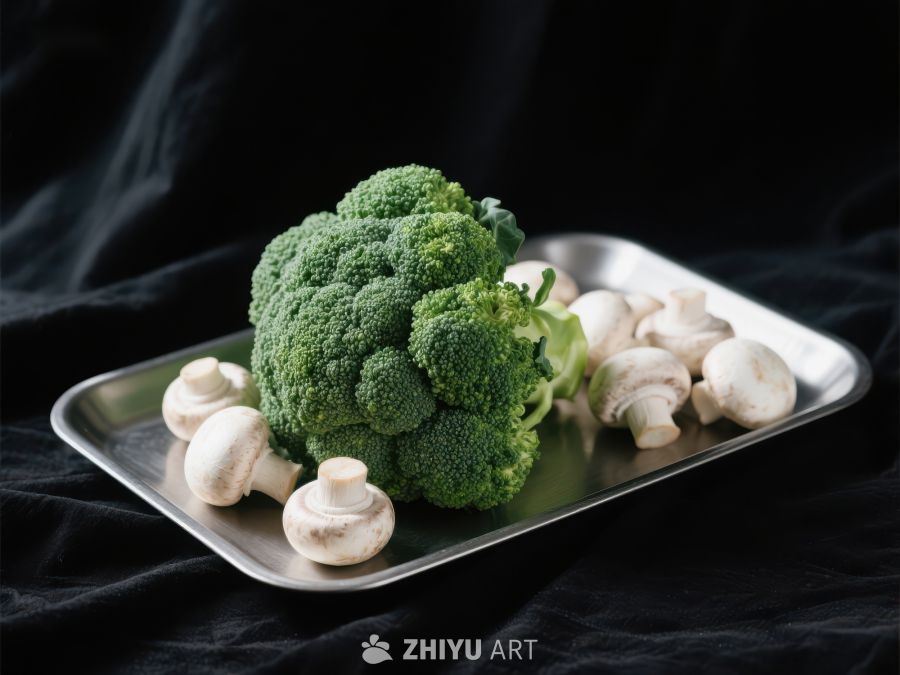 新鲜西兰花与蘑菇置于银盘 735