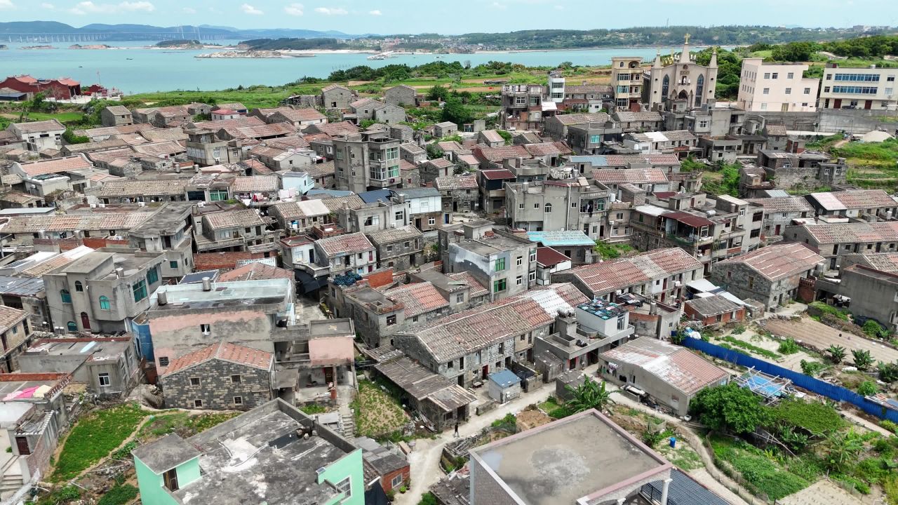 沿海村庄的宁静生活