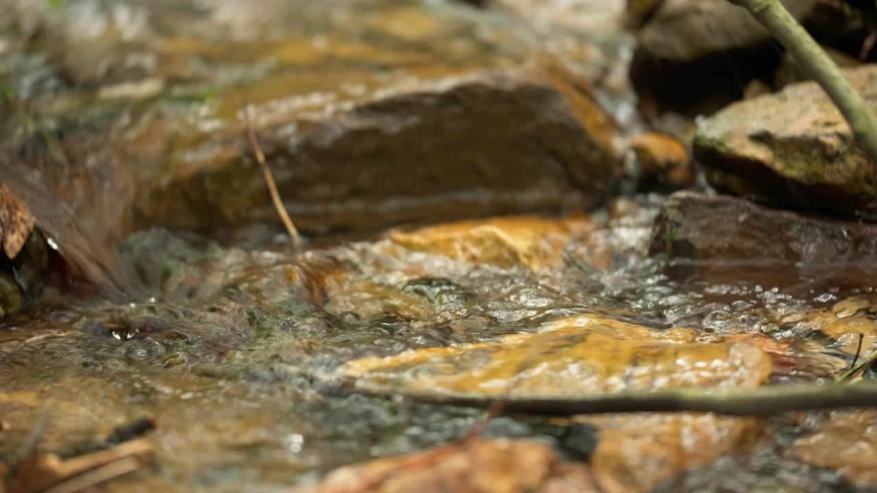 山泉水矿泉水潺潺小溪流水瀑布 46
