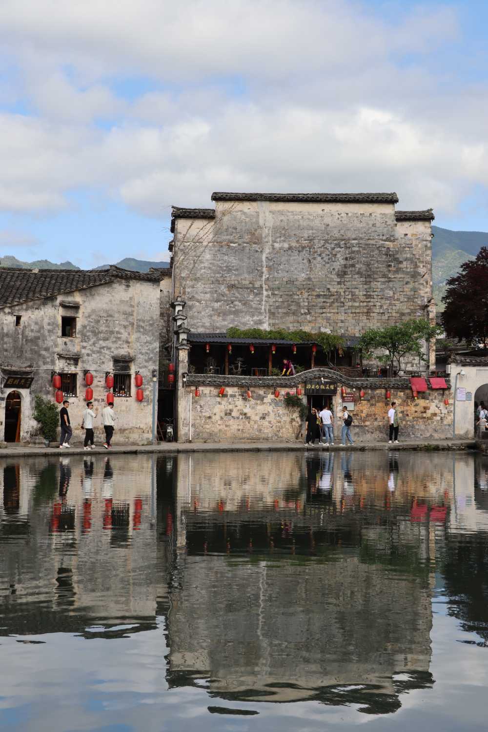 晴空之下的宏村月沼