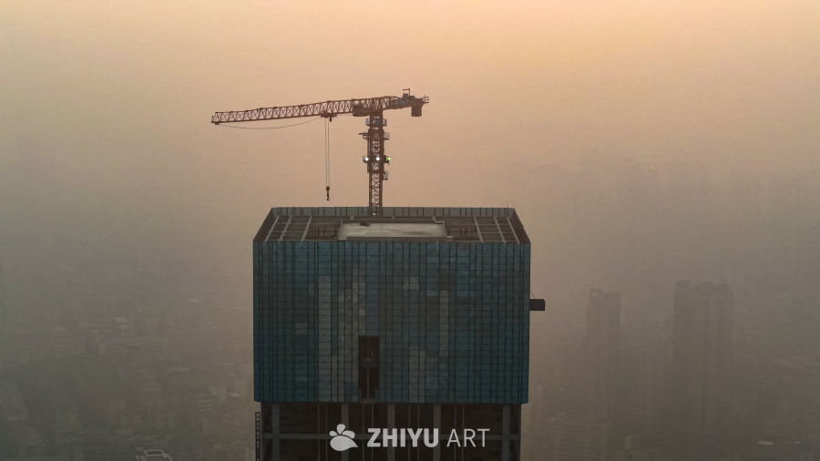雾中高楼与起重机