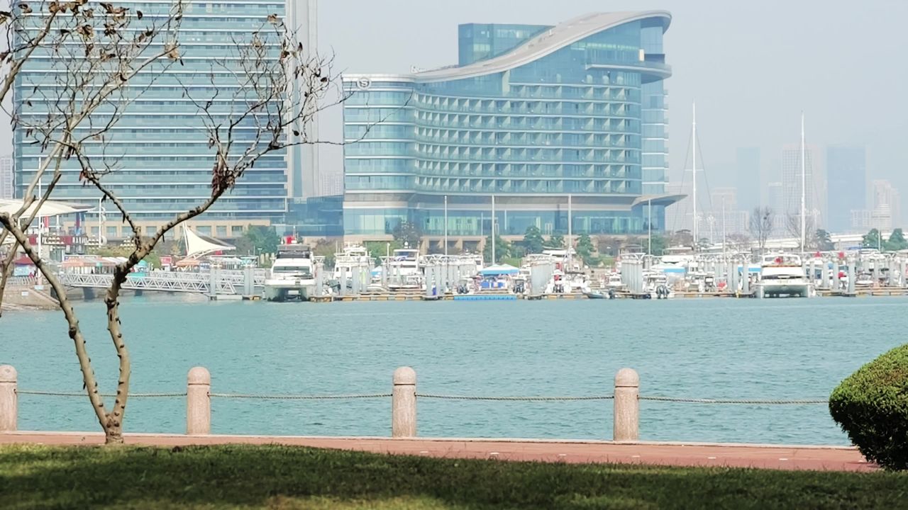 海边行人 海边骑自行车 伸手直向远方