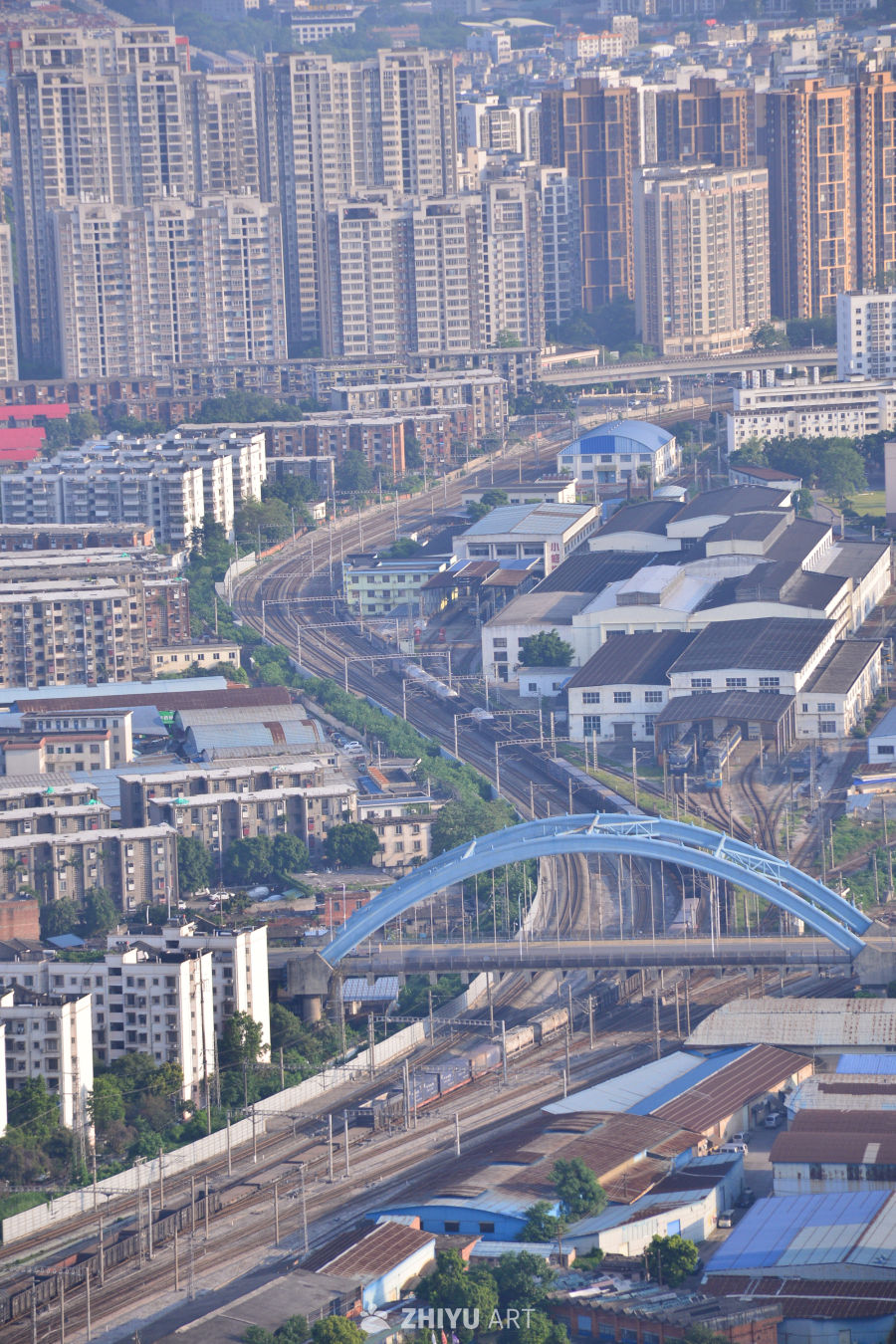 城市铁路与住宅区的交汇